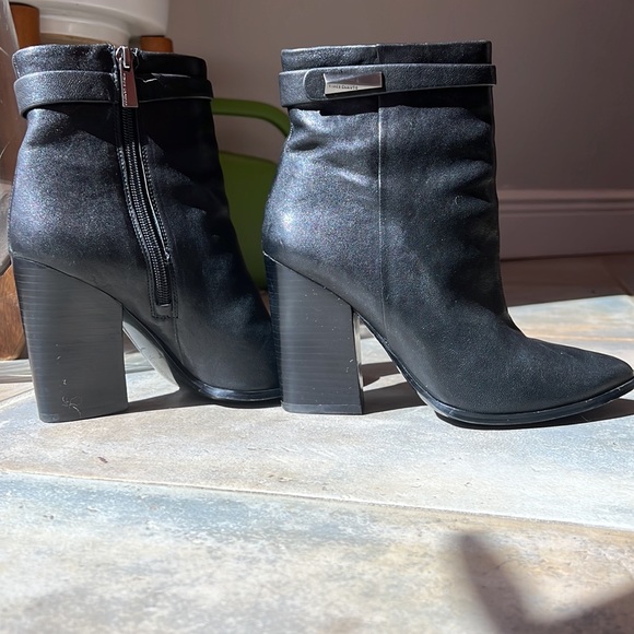 Vince Camuto black real leather high shaft block heel booties size 7.5 zipped - Picture 3 of 6